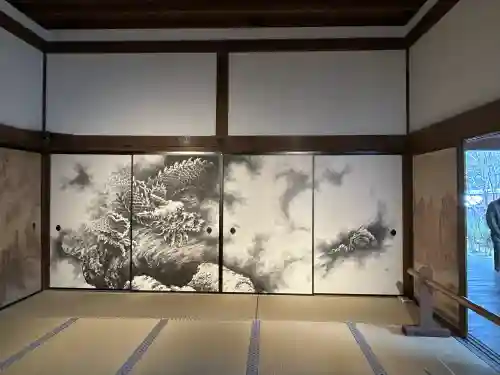 龍安寺の{uncategorized: "未分類", other: "その他", undefined: "問題あり", building: "その他建物", grave: "お墓", sacred_gate: "鳥居", guardian: "狛犬", statue: "像", buddha: "仏像", history: "歴史", nature: "自然", garden: "庭園", animal: "動物", pagoda: "塔", temizu: "手水舎", mountain_gate: "山門・神門", sanctuary: "本殿・本堂", subordinate: "末社・摂社", art: "芸術", scenery: "景色", jizo: "地蔵", ema: "絵馬", goshuin: "御朱印", omikuji: "おみくじ", items: "授与品その他", amulet: "お守り", goshuincho: "御朱印帳", eats: "食事", festival: "お祭り", votive_dance: "神楽", shichigosan: "七五三参", wedding: "結婚式", experience: "体験その他", initially: "初詣", around: "周辺", anti_infection: "感染症対策"}