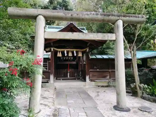 岡崎神社の{uncategorized: "未分類", other: "その他", undefined: "問題あり", building: "その他建物", grave: "お墓", sacred_gate: "鳥居", guardian: "狛犬", statue: "像", buddha: "仏像", history: "歴史", nature: "自然", garden: "庭園", animal: "動物", pagoda: "塔", temizu: "手水舎", mountain_gate: "山門・神門", sanctuary: "本殿・本堂", subordinate: "末社・摂社", art: "芸術", scenery: "景色", jizo: "地蔵", ema: "絵馬", goshuin: "御朱印", omikuji: "おみくじ", items: "授与品その他", amulet: "お守り", goshuincho: "御朱印帳", eats: "食事", festival: "お祭り", votive_dance: "神楽", shichigosan: "七五三参", wedding: "結婚式", experience: "体験その他", initially: "初詣", around: "周辺", anti_infection: "感染症対策"}