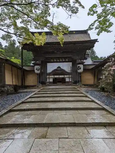 高野山金剛峯寺の山門