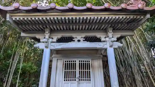 神社（名称不明）の本殿