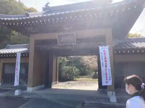 屏風ヶ浦　海岸寺/　御盥山不動坊の山門