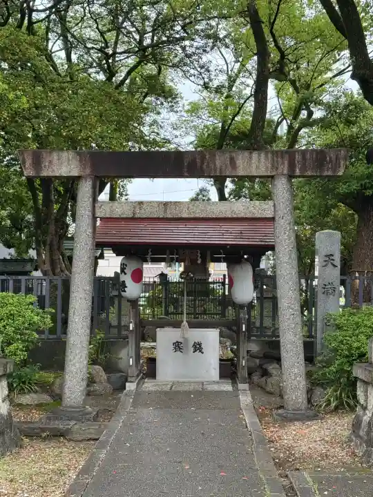 六所宮の{uncategorized: "未分類", other: "その他", undefined: "問題あり", building: "その他建物", grave: "お墓", sacred_gate: "鳥居", guardian: "狛犬", statue: "像", buddha: "仏像", history: "歴史", nature: "自然", garden: "庭園", animal: "動物", pagoda: "塔", temizu: "手水舎", mountain_gate: "山門・神門", sanctuary: "本殿・本堂", subordinate: "末社・摂社", art: "芸術", scenery: "景色", jizo: "地蔵", ema: "絵馬", goshuin: "御朱印", omikuji: "おみくじ", items: "授与品その他", amulet: "お守り", goshuincho: "御朱印帳", eats: "食事", festival: "お祭り", votive_dance: "神楽", shichigosan: "七五三参", wedding: "結婚式", experience: "体験その他", initially: "初詣", around: "周辺", anti_infection: "感染症対策"}