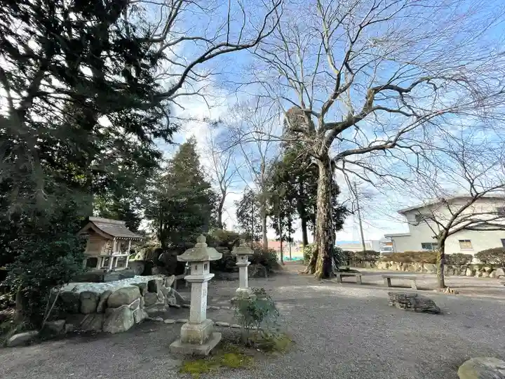 祠 (かやの森)(滋賀県)