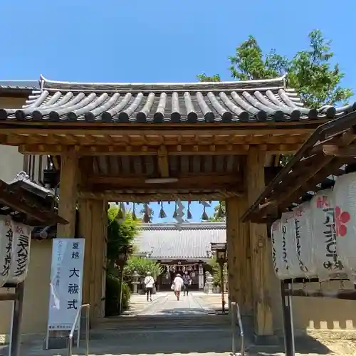 片埜神社の山門