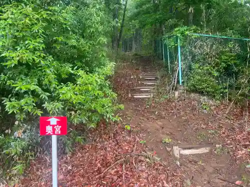 賀茂別雷神社奥宮の{uncategorized: "未分類", other: "その他", undefined: "問題あり", building: "その他建物", grave: "お墓", sacred_gate: "鳥居", guardian: "狛犬", statue: "像", buddha: "仏像", history: "歴史", nature: "自然", garden: "庭園", animal: "動物", pagoda: "塔", temizu: "手水舎", mountain_gate: "山門・神門", sanctuary: "本殿・本堂", subordinate: "末社・摂社", art: "芸術", scenery: "景色", jizo: "地蔵", ema: "絵馬", goshuin: "御朱印", omikuji: "おみくじ", items: "授与品その他", amulet: "お守り", goshuincho: "御朱印帳", eats: "食事", festival: "お祭り", votive_dance: "神楽", shichigosan: "七五三参", wedding: "結婚式", experience: "体験その他", initially: "初詣", around: "周辺", anti_infection: "感染症対策"}