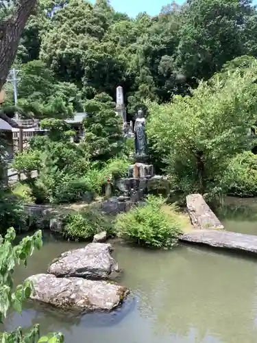 三輪神社の庭園