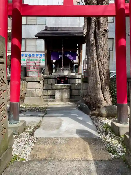 二ツ谷稲荷神社の{uncategorized: "未分類", other: "その他", undefined: "問題あり", building: "その他建物", grave: "お墓", sacred_gate: "鳥居", guardian: "狛犬", statue: "像", buddha: "仏像", history: "歴史", nature: "自然", garden: "庭園", animal: "動物", pagoda: "塔", temizu: "手水舎", mountain_gate: "山門・神門", sanctuary: "本殿・本堂", subordinate: "末社・摂社", art: "芸術", scenery: "景色", jizo: "地蔵", ema: "絵馬", goshuin: "御朱印", omikuji: "おみくじ", items: "授与品その他", amulet: "お守り", goshuincho: "御朱印帳", eats: "食事", festival: "お祭り", votive_dance: "神楽", shichigosan: "七五三参", wedding: "結婚式", experience: "体験その他", initially: "初詣", around: "周辺", anti_infection: "感染症対策"}