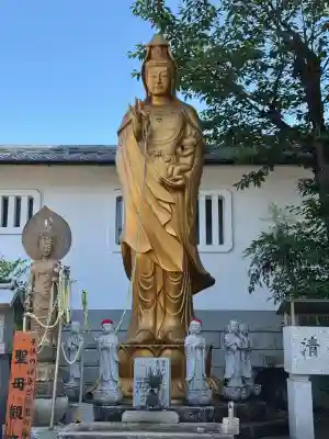 伏見稲荷大社の{uncategorized: "未分類", other: "その他", undefined: "問題あり", building: "その他建物", grave: "お墓", sacred_gate: "鳥居", guardian: "狛犬", statue: "像", buddha: "仏像", history: "歴史", nature: "自然", garden: "庭園", animal: "動物", pagoda: "塔", temizu: "手水舎", mountain_gate: "山門・神門", sanctuary: "本殿・本堂", subordinate: "末社・摂社", art: "芸術", scenery: "景色", jizo: "地蔵", ema: "絵馬", goshuin: "御朱印", omikuji: "おみくじ", items: "授与品その他", amulet: "お守り", goshuincho: "御朱印帳", eats: "食事", festival: "お祭り", votive_dance: "神楽", shichigosan: "七五三参", wedding: "結婚式", experience: "体験その他", initially: "初詣", around: "周辺", anti_infection: "感染症対策"}