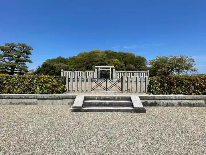 垂仁天皇陵の{uncategorized: "未分類", other: "その他", undefined: "問題あり", building: "その他建物", grave: "お墓", sacred_gate: "鳥居", guardian: "狛犬", statue: "像", buddha: "仏像", history: "歴史", nature: "自然", garden: "庭園", animal: "動物", pagoda: "塔", temizu: "手水舎", mountain_gate: "山門・神門", sanctuary: "本殿・本堂", subordinate: "末社・摂社", art: "芸術", scenery: "景色", jizo: "地蔵", ema: "絵馬", goshuin: "御朱印", omikuji: "おみくじ", items: "授与品その他", amulet: "お守り", goshuincho: "御朱印帳", eats: "食事", festival: "お祭り", votive_dance: "神楽", shichigosan: "七五三参", wedding: "結婚式", experience: "体験その他", initially: "初詣", around: "周辺", anti_infection: "感染症対策"}