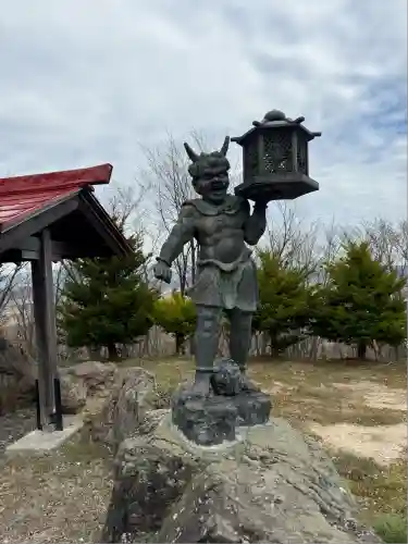 中富良野神社の像