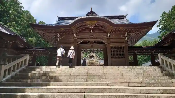 彌彦神社の山門・神門
