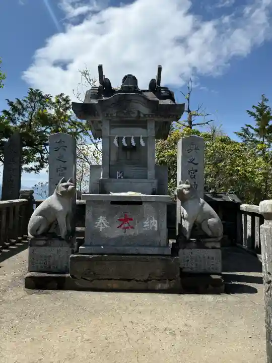 三峯神社奥宮の{uncategorized: "未分類", other: "その他", undefined: "問題あり", building: "その他建物", grave: "お墓", sacred_gate: "鳥居", guardian: "狛犬", statue: "像", buddha: "仏像", history: "歴史", nature: "自然", garden: "庭園", animal: "動物", pagoda: "塔", temizu: "手水舎", mountain_gate: "山門・神門", sanctuary: "本殿・本堂", subordinate: "末社・摂社", art: "芸術", scenery: "景色", jizo: "地蔵", ema: "絵馬", goshuin: "御朱印", omikuji: "おみくじ", items: "授与品その他", amulet: "お守り", goshuincho: "御朱印帳", eats: "食事", festival: "お祭り", votive_dance: "神楽", shichigosan: "七五三参", wedding: "結婚式", experience: "体験その他", initially: "初詣", around: "周辺", anti_infection: "感染症対策"}