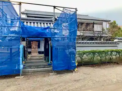 教法院の山門・神門