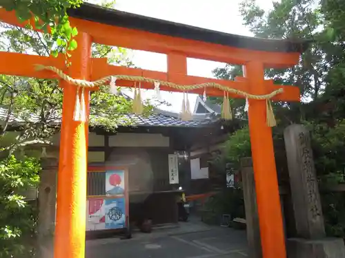 御辰稲荷神社の鳥居