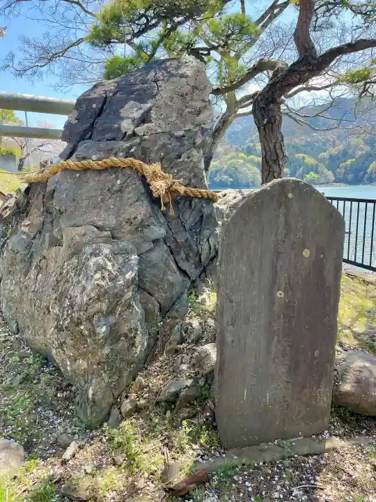 御供岩の{uncategorized: "未分類", other: "その他", undefined: "問題あり", building: "その他建物", grave: "お墓", sacred_gate: "鳥居", guardian: "狛犬", statue: "像", buddha: "仏像", history: "歴史", nature: "自然", garden: "庭園", animal: "動物", pagoda: "塔", temizu: "手水舎", mountain_gate: "山門・神門", sanctuary: "本殿・本堂", subordinate: "末社・摂社", art: "芸術", scenery: "景色", jizo: "地蔵", ema: "絵馬", goshuin: "御朱印", omikuji: "おみくじ", items: "授与品その他", amulet: "お守り", goshuincho: "御朱印帳", eats: "食事", festival: "お祭り", votive_dance: "神楽", shichigosan: "七五三参", wedding: "結婚式", experience: "体験その他", initially: "初詣", around: "周辺", anti_infection: "感染症対策"}