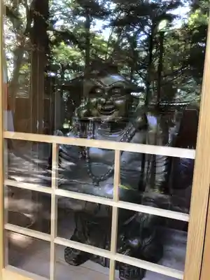 新屋山神社の像