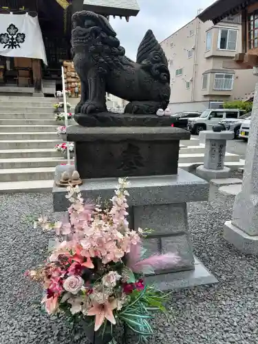 札幌諏訪神社の{uncategorized: "未分類", other: "その他", undefined: "問題あり", building: "その他建物", grave: "お墓", sacred_gate: "鳥居", guardian: "狛犬", statue: "像", buddha: "仏像", history: "歴史", nature: "自然", garden: "庭園", animal: "動物", pagoda: "塔", temizu: "手水舎", mountain_gate: "山門・神門", sanctuary: "本殿・本堂", subordinate: "末社・摂社", art: "芸術", scenery: "景色", jizo: "地蔵", ema: "絵馬", goshuin: "御朱印", omikuji: "おみくじ", items: "授与品その他", amulet: "お守り", goshuincho: "御朱印帳", eats: "食事", festival: "お祭り", votive_dance: "神楽", shichigosan: "七五三参", wedding: "結婚式", experience: "体験その他", initially: "初詣", around: "周辺", anti_infection: "感染症対策"}