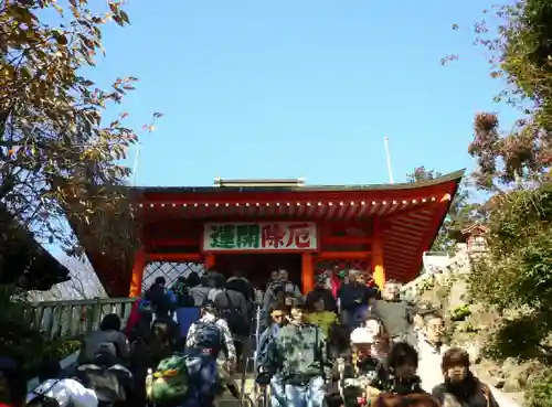 高尾山薬王院の山門・神門