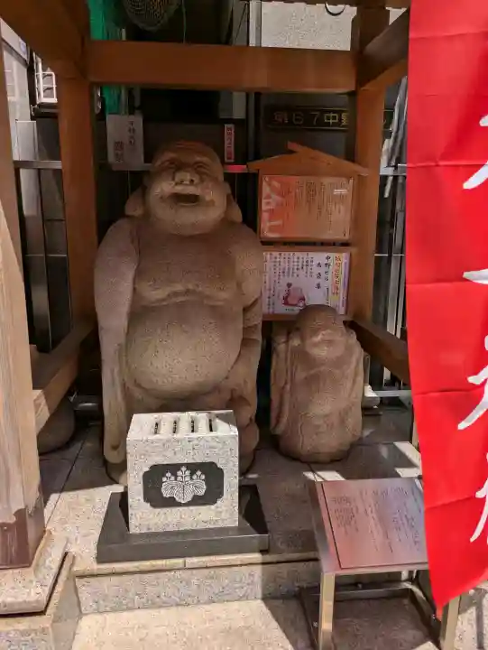 雑司が谷七福神 布袋尊の{uncategorized: "未分類", other: "その他", undefined: "問題あり", building: "その他建物", grave: "お墓", sacred_gate: "鳥居", guardian: "狛犬", statue: "像", buddha: "仏像", history: "歴史", nature: "自然", garden: "庭園", animal: "動物", pagoda: "塔", temizu: "手水舎", mountain_gate: "山門・神門", sanctuary: "本殿・本堂", subordinate: "末社・摂社", art: "芸術", scenery: "景色", jizo: "地蔵", ema: "絵馬", goshuin: "御朱印", omikuji: "おみくじ", items: "授与品その他", amulet: "お守り", goshuincho: "御朱印帳", eats: "食事", festival: "お祭り", votive_dance: "神楽", shichigosan: "七五三参", wedding: "結婚式", experience: "体験その他", initially: "初詣", around: "周辺", anti_infection: "感染症対策"}