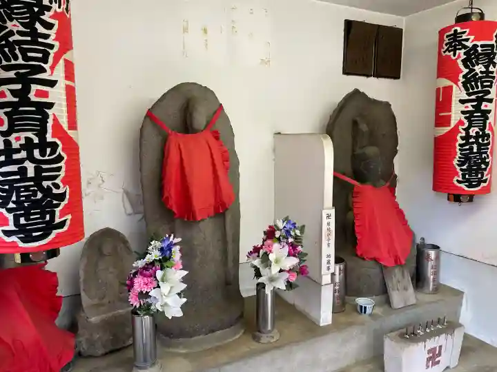 縁結び子育地蔵尊の{uncategorized: "未分類", other: "その他", undefined: "問題あり", building: "その他建物", grave: "お墓", sacred_gate: "鳥居", guardian: "狛犬", statue: "像", buddha: "仏像", history: "歴史", nature: "自然", garden: "庭園", animal: "動物", pagoda: "塔", temizu: "手水舎", mountain_gate: "山門・神門", sanctuary: "本殿・本堂", subordinate: "末社・摂社", art: "芸術", scenery: "景色", jizo: "地蔵", ema: "絵馬", goshuin: "御朱印", omikuji: "おみくじ", items: "授与品その他", amulet: "お守り", goshuincho: "御朱印帳", eats: "食事", festival: "お祭り", votive_dance: "神楽", shichigosan: "七五三参", wedding: "結婚式", experience: "体験その他", initially: "初詣", around: "周辺", anti_infection: "感染症対策"}