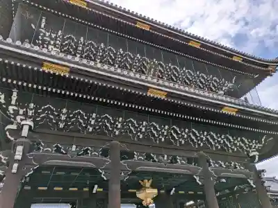 東本願寺（真宗本廟）の{uncategorized: "未分類", other: "その他", undefined: "問題あり", building: "その他建物", grave: "お墓", sacred_gate: "鳥居", guardian: "狛犬", statue: "像", buddha: "仏像", history: "歴史", nature: "自然", garden: "庭園", animal: "動物", pagoda: "塔", temizu: "手水舎", mountain_gate: "山門・神門", sanctuary: "本殿・本堂", subordinate: "末社・摂社", art: "芸術", scenery: "景色", jizo: "地蔵", ema: "絵馬", goshuin: "御朱印", omikuji: "おみくじ", items: "授与品その他", amulet: "お守り", goshuincho: "御朱印帳", eats: "食事", festival: "お祭り", votive_dance: "神楽", shichigosan: "七五三参", wedding: "結婚式", experience: "体験その他", initially: "初詣", around: "周辺", anti_infection: "感染症対策"}