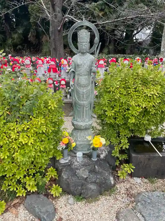 西向聖観世音菩薩の{uncategorized: "未分類", other: "その他", undefined: "問題あり", building: "その他建物", grave: "お墓", sacred_gate: "鳥居", guardian: "狛犬", statue: "像", buddha: "仏像", history: "歴史", nature: "自然", garden: "庭園", animal: "動物", pagoda: "塔", temizu: "手水舎", mountain_gate: "山門・神門", sanctuary: "本殿・本堂", subordinate: "末社・摂社", art: "芸術", scenery: "景色", jizo: "地蔵", ema: "絵馬", goshuin: "御朱印", omikuji: "おみくじ", items: "授与品その他", amulet: "お守り", goshuincho: "御朱印帳", eats: "食事", festival: "お祭り", votive_dance: "神楽", shichigosan: "七五三参", wedding: "結婚式", experience: "体験その他", initially: "初詣", around: "周辺", anti_infection: "感染症対策"}