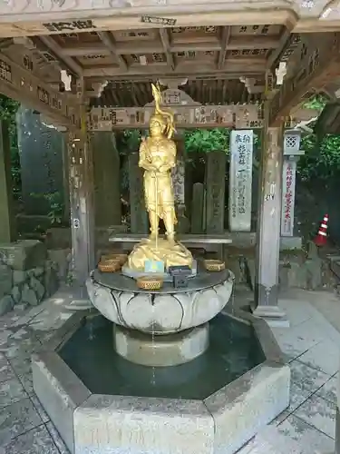 高尾山薬王院の手水舎