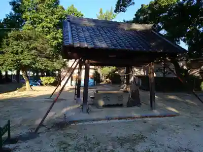 神明社・小河天神社合殿の手水舎
