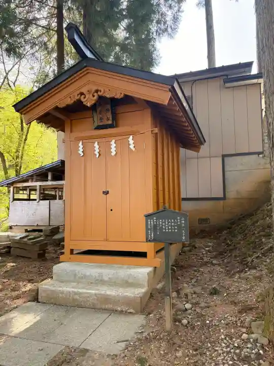 角館総鎮守 神明社の{uncategorized: "未分類", other: "その他", undefined: "問題あり", building: "その他建物", grave: "お墓", sacred_gate: "鳥居", guardian: "狛犬", statue: "像", buddha: "仏像", history: "歴史", nature: "自然", garden: "庭園", animal: "動物", pagoda: "塔", temizu: "手水舎", mountain_gate: "山門・神門", sanctuary: "本殿・本堂", subordinate: "末社・摂社", art: "芸術", scenery: "景色", jizo: "地蔵", ema: "絵馬", goshuin: "御朱印", omikuji: "おみくじ", items: "授与品その他", amulet: "お守り", goshuincho: "御朱印帳", eats: "食事", festival: "お祭り", votive_dance: "神楽", shichigosan: "七五三参", wedding: "結婚式", experience: "体験その他", initially: "初詣", around: "周辺", anti_infection: "感染症対策"}