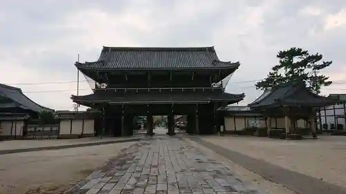 本山専修寺の山門