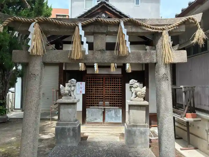 彌栄神社(御旅所)の{uncategorized: "未分類", other: "その他", undefined: "問題あり", building: "その他建物", grave: "お墓", sacred_gate: "鳥居", guardian: "狛犬", statue: "像", buddha: "仏像", history: "歴史", nature: "自然", garden: "庭園", animal: "動物", pagoda: "塔", temizu: "手水舎", mountain_gate: "山門・神門", sanctuary: "本殿・本堂", subordinate: "末社・摂社", art: "芸術", scenery: "景色", jizo: "地蔵", ema: "絵馬", goshuin: "御朱印", omikuji: "おみくじ", items: "授与品その他", amulet: "お守り", goshuincho: "御朱印帳", eats: "食事", festival: "お祭り", votive_dance: "神楽", shichigosan: "七五三参", wedding: "結婚式", experience: "体験その他", initially: "初詣", around: "周辺", anti_infection: "感染症対策"}