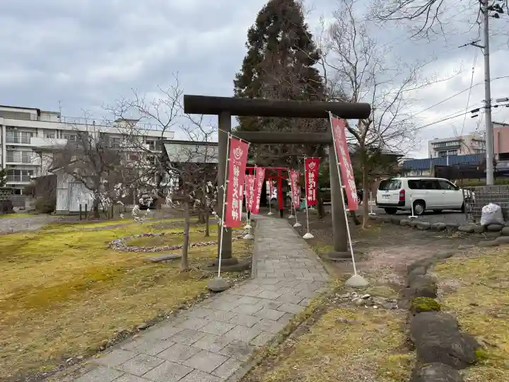 熊野神社の{uncategorized: "未分類", other: "その他", undefined: "問題あり", building: "その他建物", grave: "お墓", sacred_gate: "鳥居", guardian: "狛犬", statue: "像", buddha: "仏像", history: "歴史", nature: "自然", garden: "庭園", animal: "動物", pagoda: "塔", temizu: "手水舎", mountain_gate: "山門・神門", sanctuary: "本殿・本堂", subordinate: "末社・摂社", art: "芸術", scenery: "景色", jizo: "地蔵", ema: "絵馬", goshuin: "御朱印", omikuji: "おみくじ", items: "授与品その他", amulet: "お守り", goshuincho: "御朱印帳", eats: "食事", festival: "お祭り", votive_dance: "神楽", shichigosan: "七五三参", wedding: "結婚式", experience: "体験その他", initially: "初詣", around: "周辺", anti_infection: "感染症対策"}