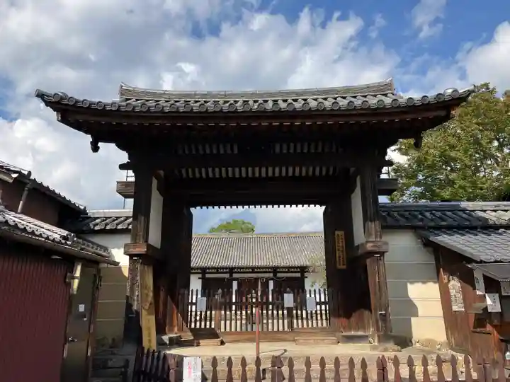 新薬師寺の山門・神門