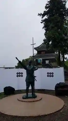 眞田神社の像