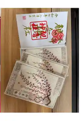 境内に咲く枝垂れ桜を御朱印帳にしてあります。
この桜は、京都の円山公園にある枝垂れ桜の孫木になります