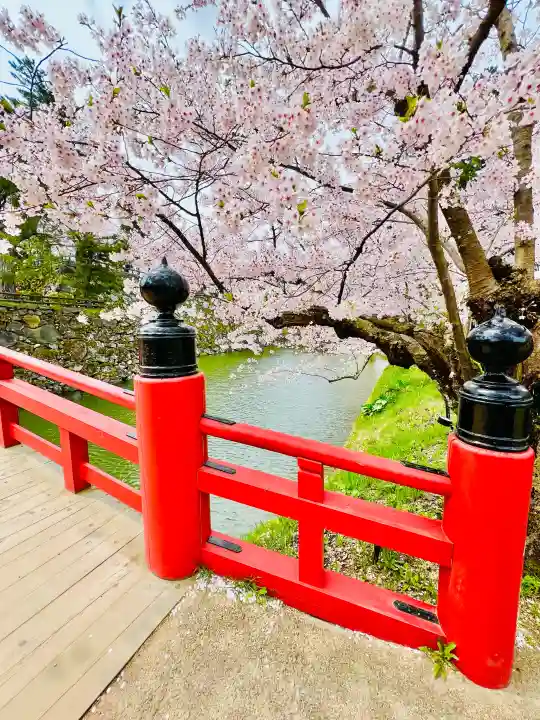 青森縣護國神社の{uncategorized: "未分類", other: "その他", undefined: "問題あり", building: "その他建物", grave: "お墓", sacred_gate: "鳥居", guardian: "狛犬", statue: "像", buddha: "仏像", history: "歴史", nature: "自然", garden: "庭園", animal: "動物", pagoda: "塔", temizu: "手水舎", mountain_gate: "山門・神門", sanctuary: "本殿・本堂", subordinate: "末社・摂社", art: "芸術", scenery: "景色", jizo: "地蔵", ema: "絵馬", goshuin: "御朱印", omikuji: "おみくじ", items: "授与品その他", amulet: "お守り", goshuincho: "御朱印帳", eats: "食事", festival: "お祭り", votive_dance: "神楽", shichigosan: "七五三参", wedding: "結婚式", experience: "体験その他", initially: "初詣", around: "周辺", anti_infection: "感染症対策"}
