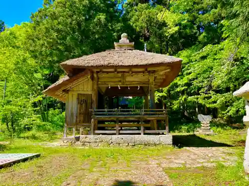 安久津八幡神社の{uncategorized: "未分類", other: "その他", undefined: "問題あり", building: "その他建物", grave: "お墓", sacred_gate: "鳥居", guardian: "狛犬", statue: "像", buddha: "仏像", history: "歴史", nature: "自然", garden: "庭園", animal: "動物", pagoda: "塔", temizu: "手水舎", mountain_gate: "山門・神門", sanctuary: "本殿・本堂", subordinate: "末社・摂社", art: "芸術", scenery: "景色", jizo: "地蔵", ema: "絵馬", goshuin: "御朱印", omikuji: "おみくじ", items: "授与品その他", amulet: "お守り", goshuincho: "御朱印帳", eats: "食事", festival: "お祭り", votive_dance: "神楽", shichigosan: "七五三参", wedding: "結婚式", experience: "体験その他", initially: "初詣", around: "周辺", anti_infection: "感染症対策"}