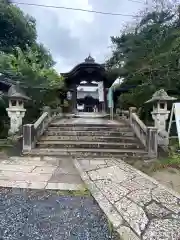 三尾神社の山門