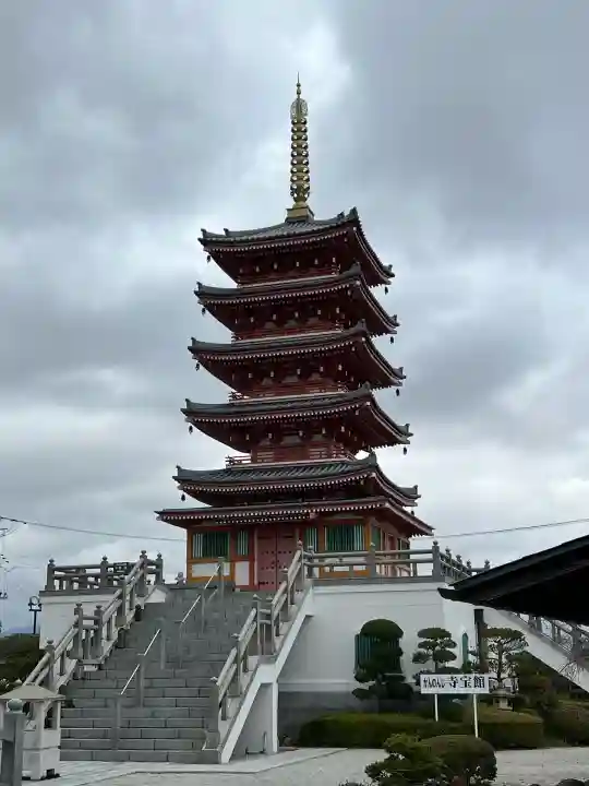 瀧寿山 普門院 観音寺の{uncategorized: "未分類", other: "その他", undefined: "問題あり", building: "その他建物", grave: "お墓", sacred_gate: "鳥居", guardian: "狛犬", statue: "像", buddha: "仏像", history: "歴史", nature: "自然", garden: "庭園", animal: "動物", pagoda: "塔", temizu: "手水舎", mountain_gate: "山門・神門", sanctuary: "本殿・本堂", subordinate: "末社・摂社", art: "芸術", scenery: "景色", jizo: "地蔵", ema: "絵馬", goshuin: "御朱印", omikuji: "おみくじ", items: "授与品その他", amulet: "お守り", goshuincho: "御朱印帳", eats: "食事", festival: "お祭り", votive_dance: "神楽", shichigosan: "七五三参", wedding: "結婚式", experience: "体験その他", initially: "初詣", around: "周辺", anti_infection: "感染症対策"}