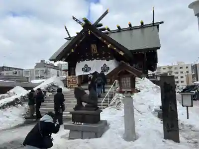 札幌諏訪神社の{uncategorized: "未分類", other: "その他", undefined: "問題あり", building: "その他建物", grave: "お墓", sacred_gate: "鳥居", guardian: "狛犬", statue: "像", buddha: "仏像", history: "歴史", nature: "自然", garden: "庭園", animal: "動物", pagoda: "塔", temizu: "手水舎", mountain_gate: "山門・神門", sanctuary: "本殿・本堂", subordinate: "末社・摂社", art: "芸術", scenery: "景色", jizo: "地蔵", ema: "絵馬", goshuin: "御朱印", omikuji: "おみくじ", items: "授与品その他", amulet: "お守り", goshuincho: "御朱印帳", eats: "食事", festival: "お祭り", votive_dance: "神楽", shichigosan: "七五三参", wedding: "結婚式", experience: "体験その他", initially: "初詣", around: "周辺", anti_infection: "感染症対策"}