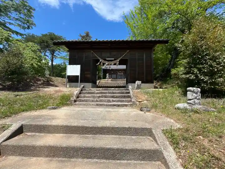 小手神社の{uncategorized: "未分類", other: "その他", undefined: "問題あり", building: "その他建物", grave: "お墓", sacred_gate: "鳥居", guardian: "狛犬", statue: "像", buddha: "仏像", history: "歴史", nature: "自然", garden: "庭園", animal: "動物", pagoda: "塔", temizu: "手水舎", mountain_gate: "山門・神門", sanctuary: "本殿・本堂", subordinate: "末社・摂社", art: "芸術", scenery: "景色", jizo: "地蔵", ema: "絵馬", goshuin: "御朱印", omikuji: "おみくじ", items: "授与品その他", amulet: "お守り", goshuincho: "御朱印帳", eats: "食事", festival: "お祭り", votive_dance: "神楽", shichigosan: "七五三参", wedding: "結婚式", experience: "体験その他", initially: "初詣", around: "周辺", anti_infection: "感染症対策"}