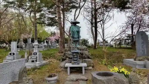 春宮寺の像