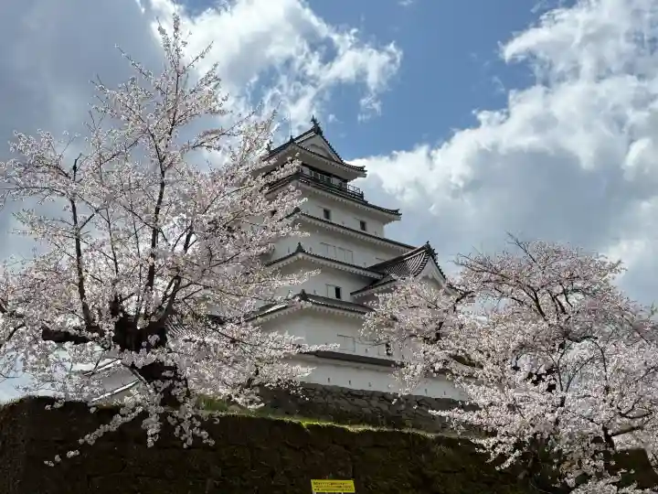 鶴ケ城稲荷神社の{uncategorized: "未分類", other: "その他", undefined: "問題あり", building: "その他建物", grave: "お墓", sacred_gate: "鳥居", guardian: "狛犬", statue: "像", buddha: "仏像", history: "歴史", nature: "自然", garden: "庭園", animal: "動物", pagoda: "塔", temizu: "手水舎", mountain_gate: "山門・神門", sanctuary: "本殿・本堂", subordinate: "末社・摂社", art: "芸術", scenery: "景色", jizo: "地蔵", ema: "絵馬", goshuin: "御朱印", omikuji: "おみくじ", items: "授与品その他", amulet: "お守り", goshuincho: "御朱印帳", eats: "食事", festival: "お祭り", votive_dance: "神楽", shichigosan: "七五三参", wedding: "結婚式", experience: "体験その他", initially: "初詣", around: "周辺", anti_infection: "感染症対策"}