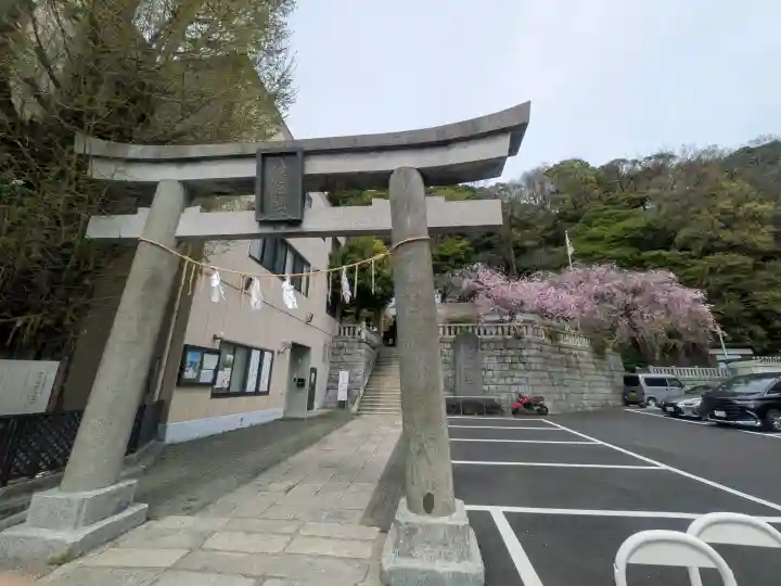 根岸八幡神社の{uncategorized: "未分類", other: "その他", undefined: "問題あり", building: "その他建物", grave: "お墓", sacred_gate: "鳥居", guardian: "狛犬", statue: "像", buddha: "仏像", history: "歴史", nature: "自然", garden: "庭園", animal: "動物", pagoda: "塔", temizu: "手水舎", mountain_gate: "山門・神門", sanctuary: "本殿・本堂", subordinate: "末社・摂社", art: "芸術", scenery: "景色", jizo: "地蔵", ema: "絵馬", goshuin: "御朱印", omikuji: "おみくじ", items: "授与品その他", amulet: "お守り", goshuincho: "御朱印帳", eats: "食事", festival: "お祭り", votive_dance: "神楽", shichigosan: "七五三参", wedding: "結婚式", experience: "体験その他", initially: "初詣", around: "周辺", anti_infection: "感染症対策"}