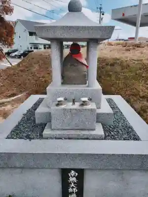 弘法大師石像の{uncategorized: "未分類", other: "その他", undefined: "問題あり", building: "その他建物", grave: "お墓", sacred_gate: "鳥居", guardian: "狛犬", statue: "像", buddha: "仏像", history: "歴史", nature: "自然", garden: "庭園", animal: "動物", pagoda: "塔", temizu: "手水舎", mountain_gate: "山門・神門", sanctuary: "本殿・本堂", subordinate: "末社・摂社", art: "芸術", scenery: "景色", jizo: "地蔵", ema: "絵馬", goshuin: "御朱印", omikuji: "おみくじ", items: "授与品その他", amulet: "お守り", goshuincho: "御朱印帳", eats: "食事", festival: "お祭り", votive_dance: "神楽", shichigosan: "七五三参", wedding: "結婚式", experience: "体験その他", initially: "初詣", around: "周辺", anti_infection: "感染症対策"}