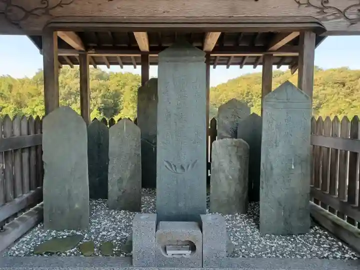妙昌寺の{uncategorized: "未分類", other: "その他", undefined: "問題あり", building: "その他建物", grave: "お墓", sacred_gate: "鳥居", guardian: "狛犬", statue: "像", buddha: "仏像", history: "歴史", nature: "自然", garden: "庭園", animal: "動物", pagoda: "塔", temizu: "手水舎", mountain_gate: "山門・神門", sanctuary: "本殿・本堂", subordinate: "末社・摂社", art: "芸術", scenery: "景色", jizo: "地蔵", ema: "絵馬", goshuin: "御朱印", omikuji: "おみくじ", items: "授与品その他", amulet: "お守り", goshuincho: "御朱印帳", eats: "食事", festival: "お祭り", votive_dance: "神楽", shichigosan: "七五三参", wedding: "結婚式", experience: "体験その他", initially: "初詣", around: "周辺", anti_infection: "感染症対策"}