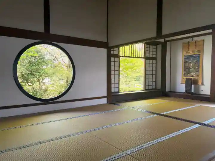 源光庵の{uncategorized: "未分類", other: "その他", undefined: "問題あり", building: "その他建物", grave: "お墓", sacred_gate: "鳥居", guardian: "狛犬", statue: "像", buddha: "仏像", history: "歴史", nature: "自然", garden: "庭園", animal: "動物", pagoda: "塔", temizu: "手水舎", mountain_gate: "山門・神門", sanctuary: "本殿・本堂", subordinate: "末社・摂社", art: "芸術", scenery: "景色", jizo: "地蔵", ema: "絵馬", goshuin: "御朱印", omikuji: "おみくじ", items: "授与品その他", amulet: "お守り", goshuincho: "御朱印帳", eats: "食事", festival: "お祭り", votive_dance: "神楽", shichigosan: "七五三参", wedding: "結婚式", experience: "体験その他", initially: "初詣", around: "周辺", anti_infection: "感染症対策"}
