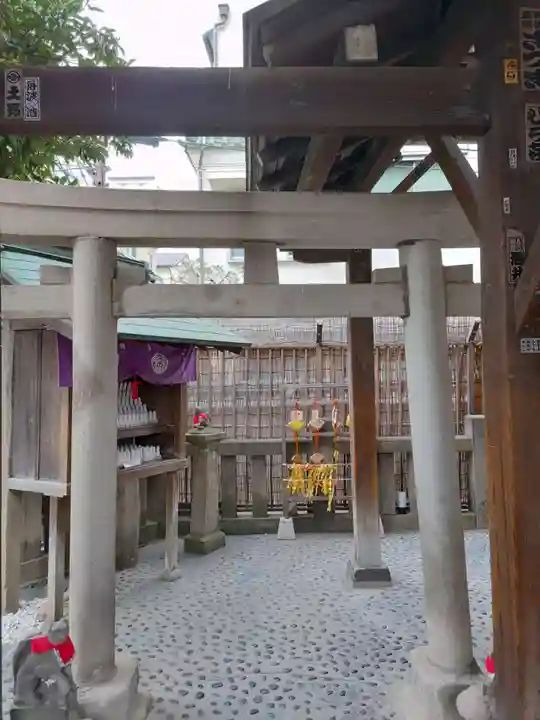 被官稲荷神社の鳥居