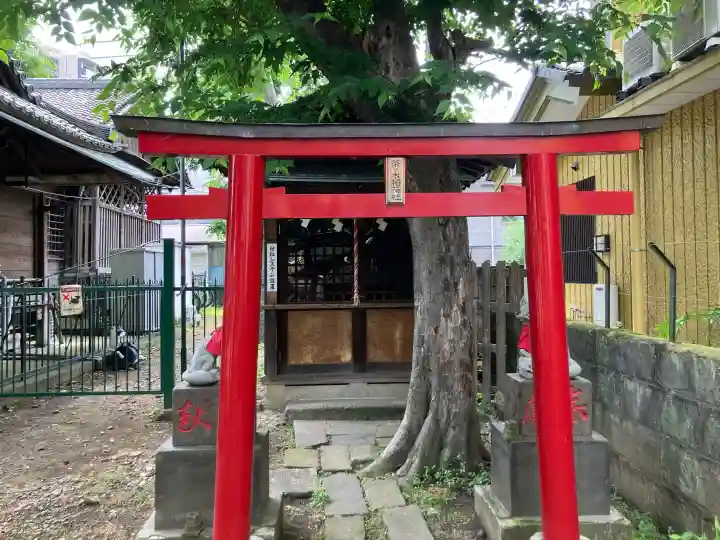 南品川諏訪神社の{uncategorized: "未分類", other: "その他", undefined: "問題あり", building: "その他建物", grave: "お墓", sacred_gate: "鳥居", guardian: "狛犬", statue: "像", buddha: "仏像", history: "歴史", nature: "自然", garden: "庭園", animal: "動物", pagoda: "塔", temizu: "手水舎", mountain_gate: "山門・神門", sanctuary: "本殿・本堂", subordinate: "末社・摂社", art: "芸術", scenery: "景色", jizo: "地蔵", ema: "絵馬", goshuin: "御朱印", omikuji: "おみくじ", items: "授与品その他", amulet: "お守り", goshuincho: "御朱印帳", eats: "食事", festival: "お祭り", votive_dance: "神楽", shichigosan: "七五三参", wedding: "結婚式", experience: "体験その他", initially: "初詣", around: "周辺", anti_infection: "感染症対策"}