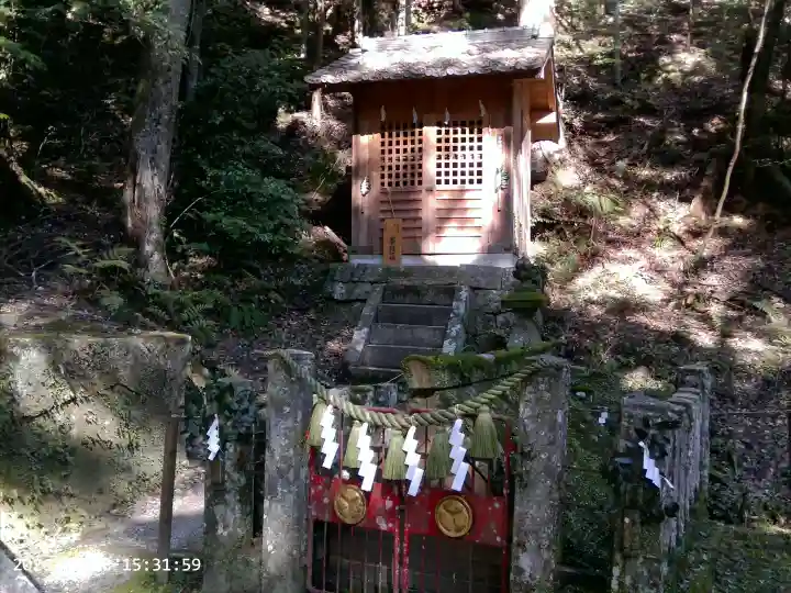 八幡神社松平東照宮の{uncategorized: "未分類", other: "その他", undefined: "問題あり", building: "その他建物", grave: "お墓", sacred_gate: "鳥居", guardian: "狛犬", statue: "像", buddha: "仏像", history: "歴史", nature: "自然", garden: "庭園", animal: "動物", pagoda: "塔", temizu: "手水舎", mountain_gate: "山門・神門", sanctuary: "本殿・本堂", subordinate: "末社・摂社", art: "芸術", scenery: "景色", jizo: "地蔵", ema: "絵馬", goshuin: "御朱印", omikuji: "おみくじ", items: "授与品その他", amulet: "お守り", goshuincho: "御朱印帳", eats: "食事", festival: "お祭り", votive_dance: "神楽", shichigosan: "七五三参", wedding: "結婚式", experience: "体験その他", initially: "初詣", around: "周辺", anti_infection: "感染症対策"}